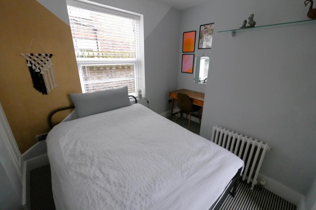 Quirky Spacious Ground Floor Victorian Garden Flat 沃辛 外观 照片
